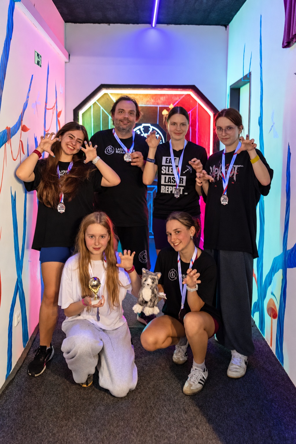 Kočičí démoni s bronzovou trofejí